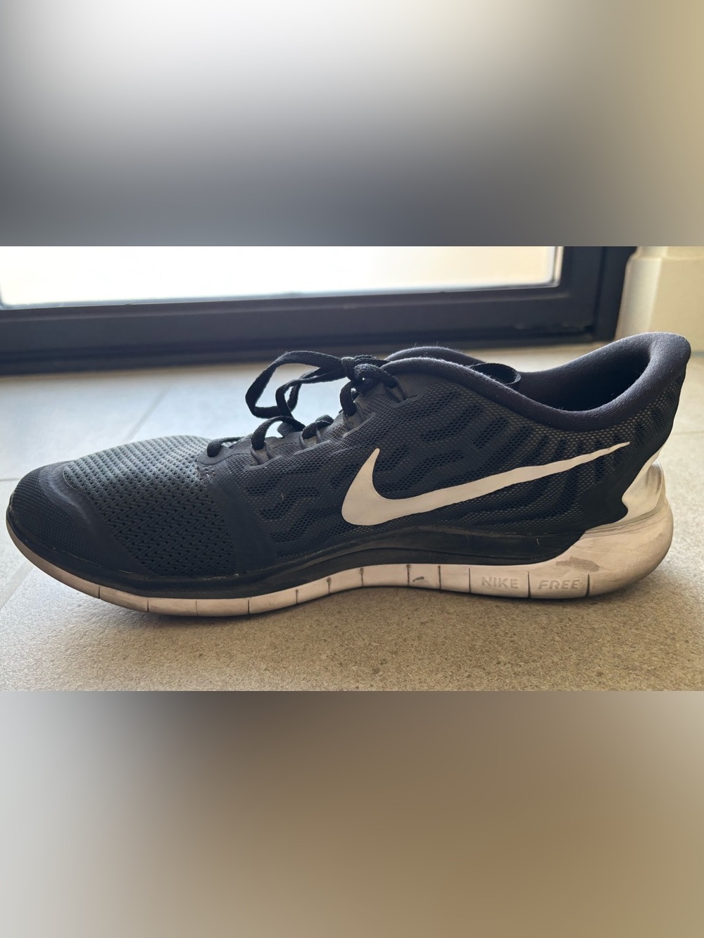 Nike Women’s Free 5.0 Running Training Walking Shoes Size 12 in Black/White - Picture 5 of 9